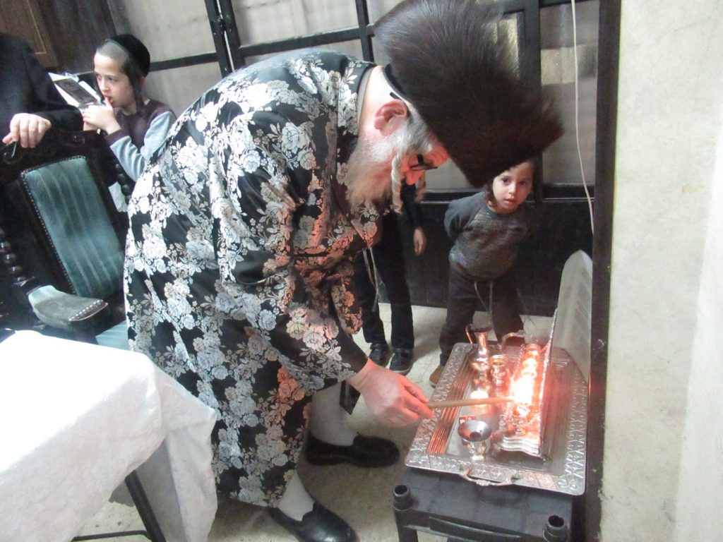 גלריה: האדמו"ר מטעמשוואר בהדלקת נרות