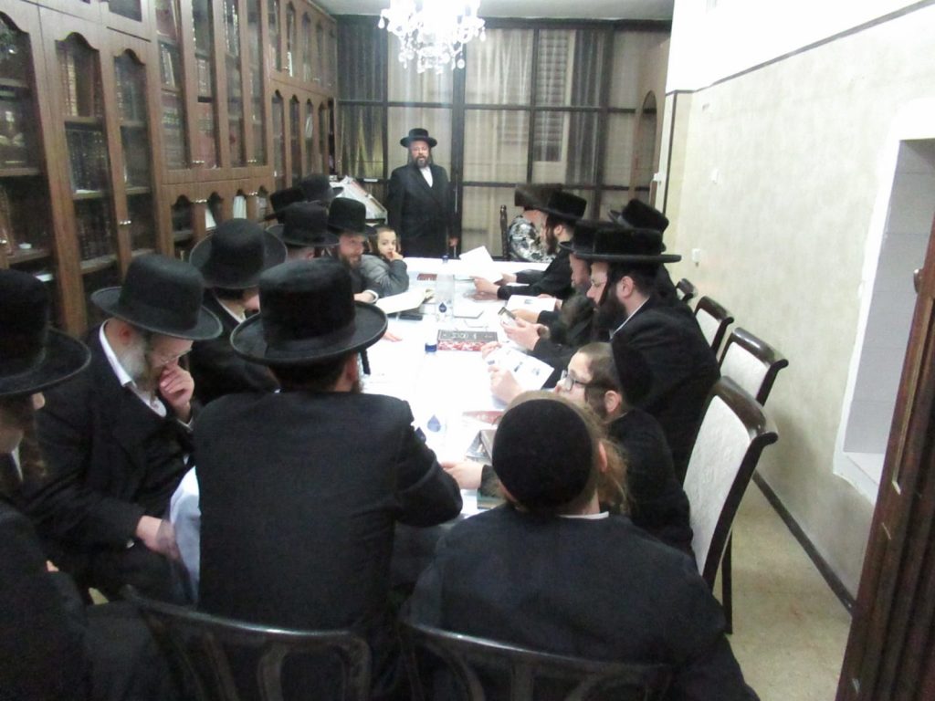 גלריה: האדמו"ר מטעמשוואר בהדלקת נרות