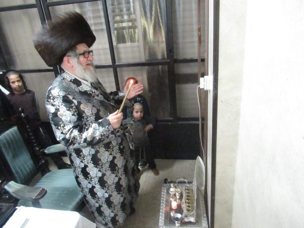 גלריה: האדמו"ר מטעמשוואר בהדלקת נרות