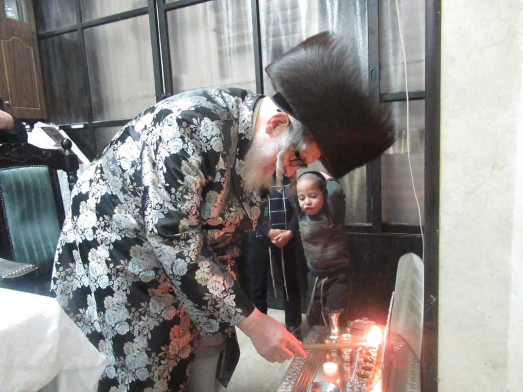 גלריה: האדמו"ר מטעמשוואר בהדלקת נרות