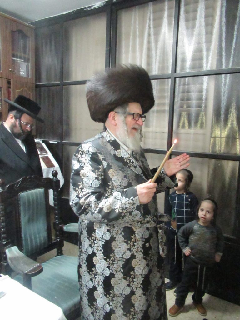 גלריה: האדמו"ר מטעמשוואר בהדלקת נרות