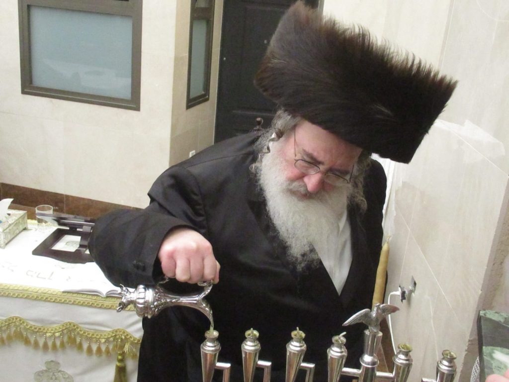 צפו: האדמו"ר מספינקא במעמד ההדלקה