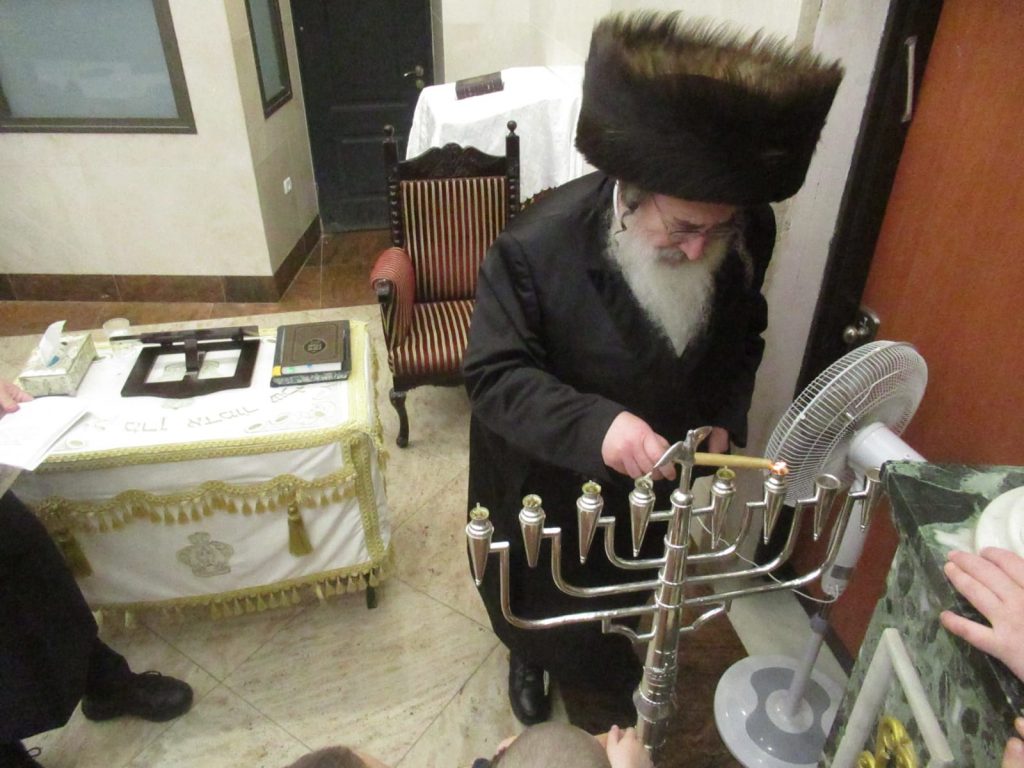 צפו: האדמו"ר מספינקא במעמד ההדלקה