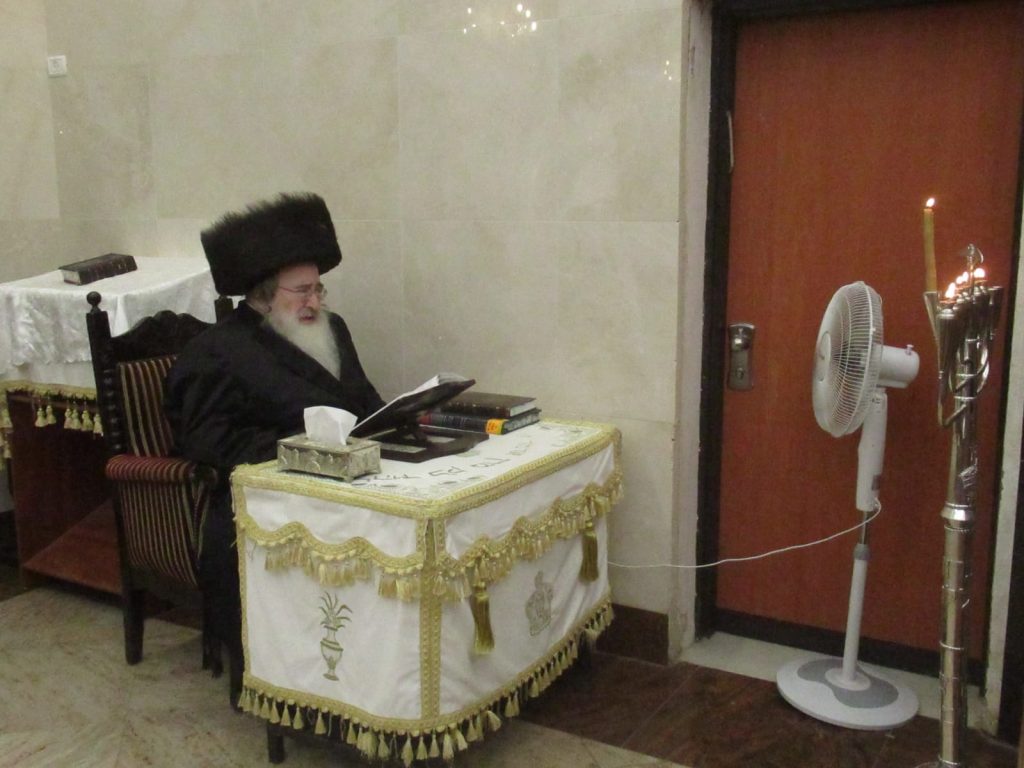 צפו: האדמו"ר מספינקא במעמד ההדלקה