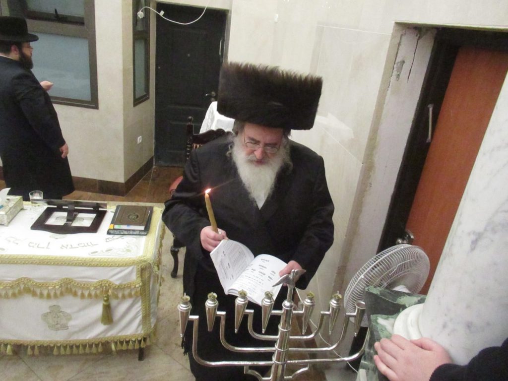 צפו: האדמו"ר מספינקא במעמד ההדלקה