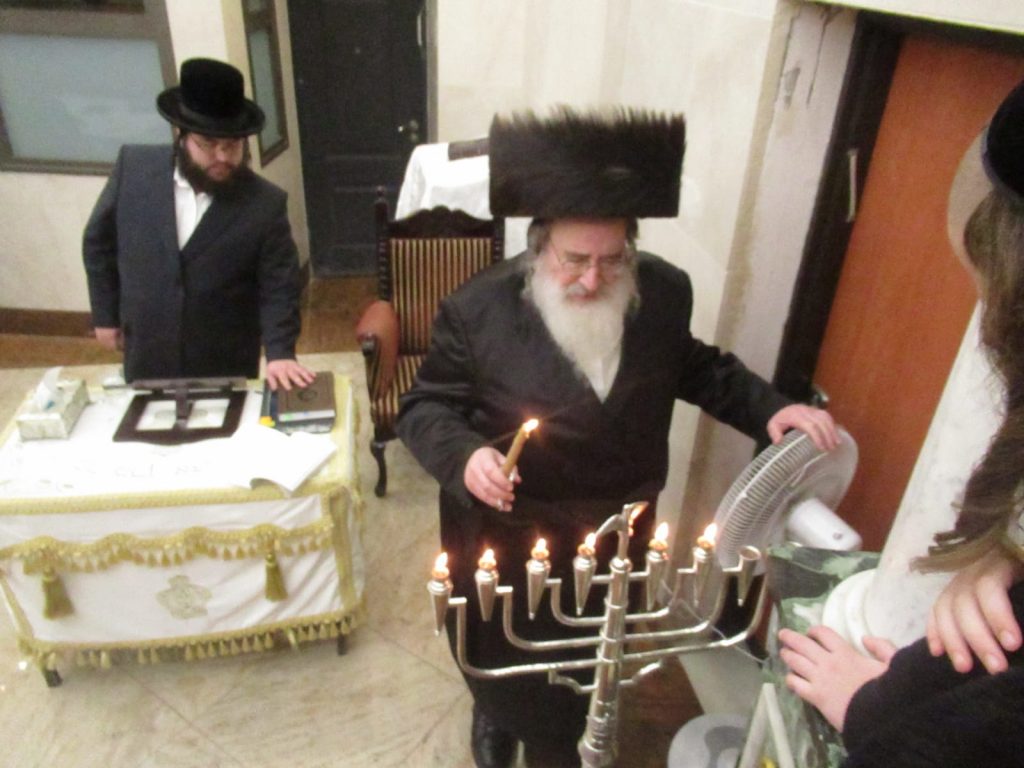 צפו: האדמו"ר מספינקא במעמד ההדלקה