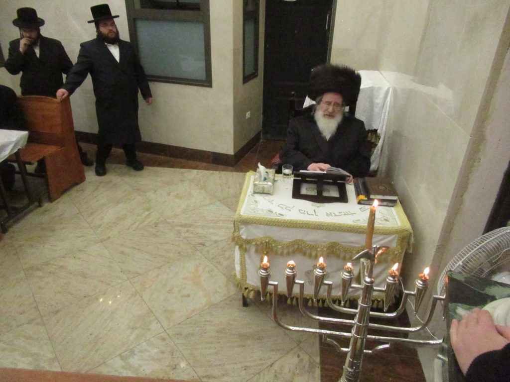 צפו: האדמו"ר מספינקא במעמד ההדלקה