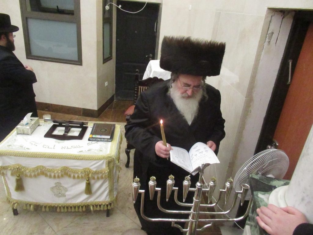 צפו: האדמו"ר מספינקא במעמד ההדלקה