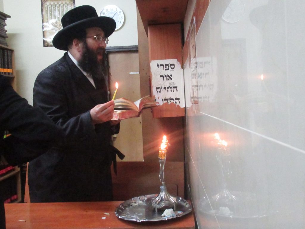 האדמו"ר מספינקא רמת אהרן בהדלקת נרות חנוכה