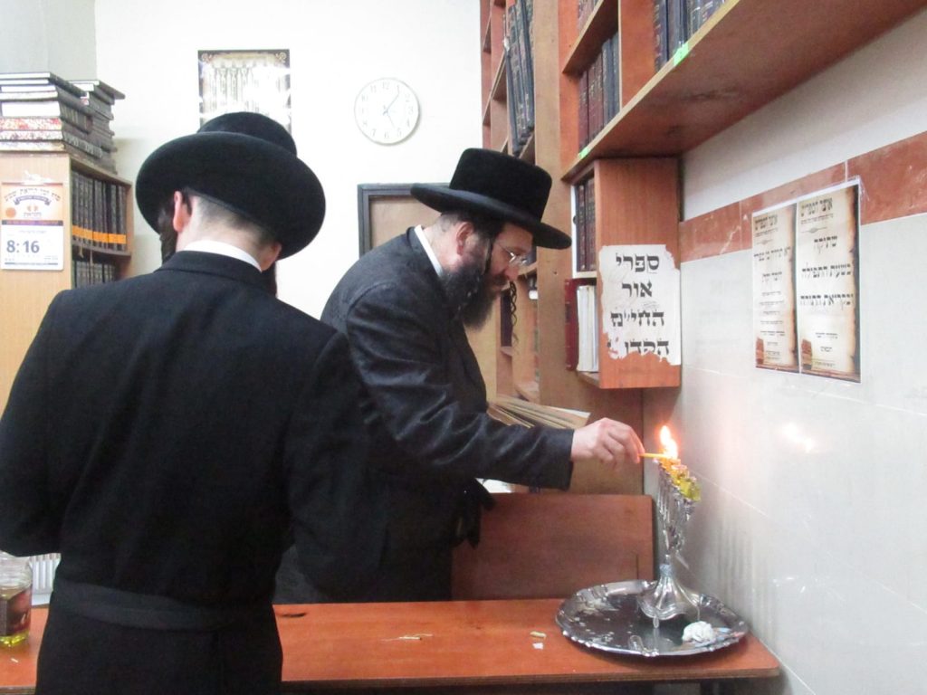 האדמו"ר מספינקא רמת אהרן בהדלקת נרות חנוכה
