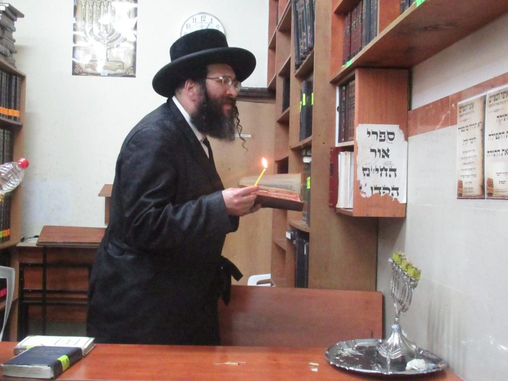 האדמו"ר מספינקא רמת אהרן בהדלקת נרות חנוכה