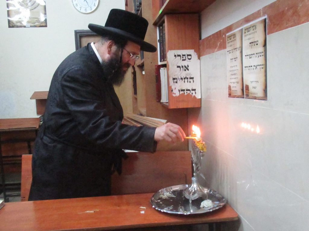 האדמו"ר מספינקא רמת אהרן בהדלקת נרות חנוכה