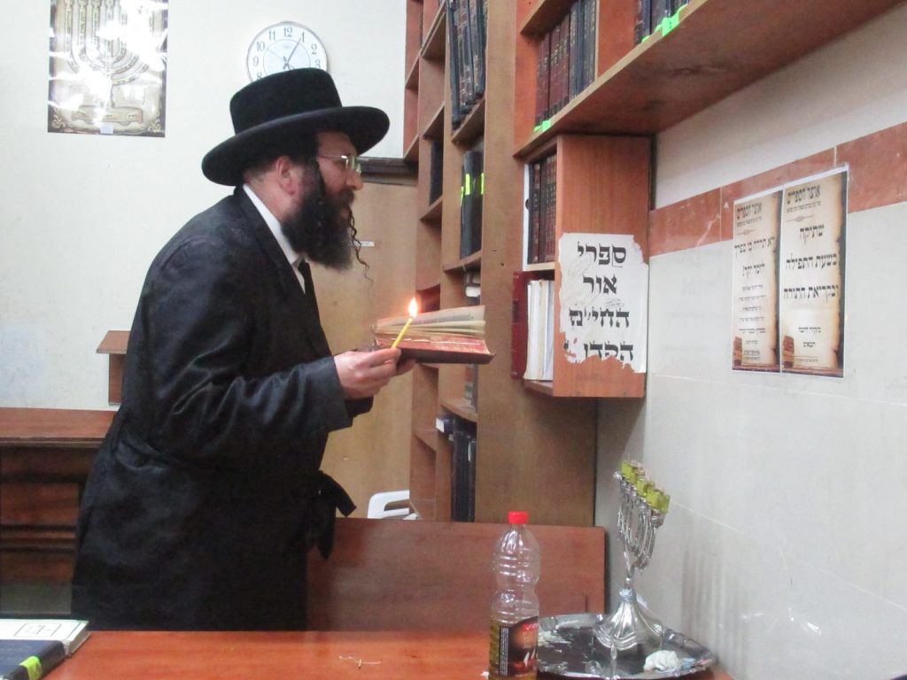האדמו"ר מספינקא רמת אהרן בהדלקת נרות חנוכה