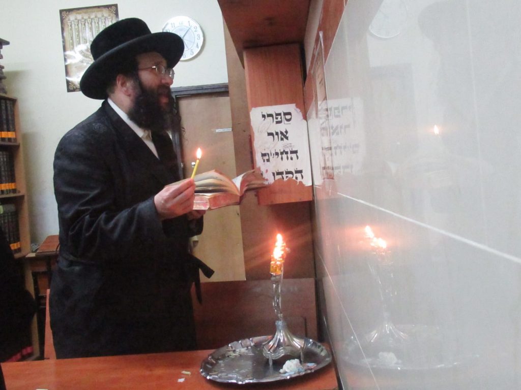 האדמו"ר מספינקא רמת אהרן בהדלקת נרות חנוכה