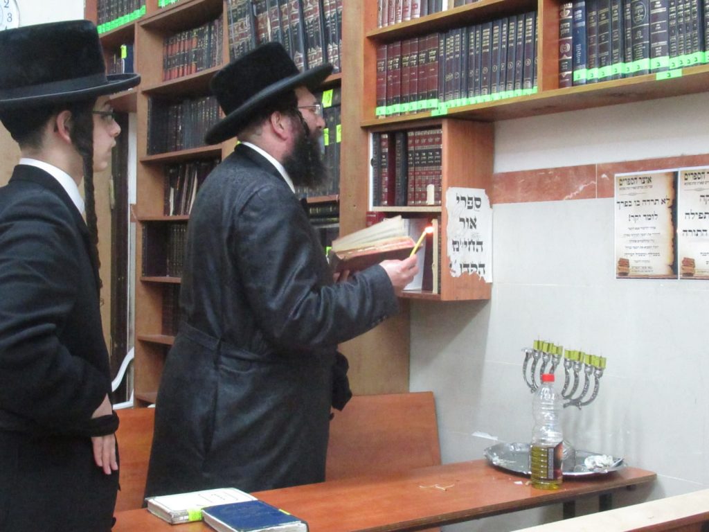 האדמו"ר מספינקא רמת אהרן בהדלקת נרות חנוכה