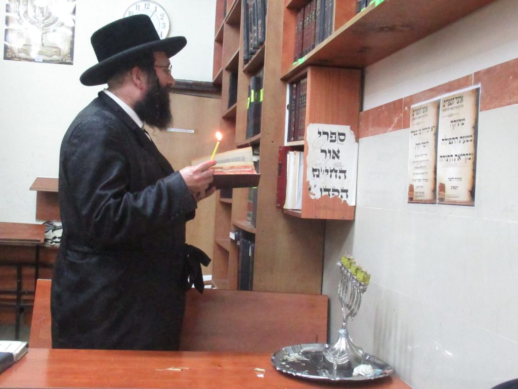 האדמו"ר מספינקא רמת אהרן בהדלקת נרות חנוכה
