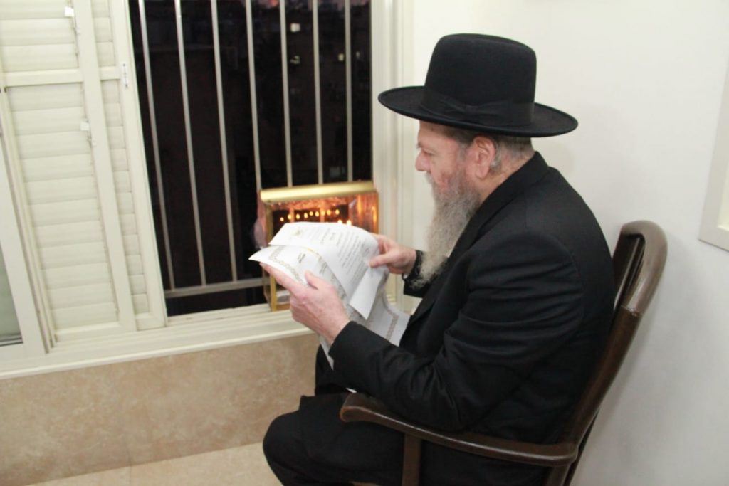 הגרמ"ש אדלשטיין בהדלקת נר חנוכה • גלריה