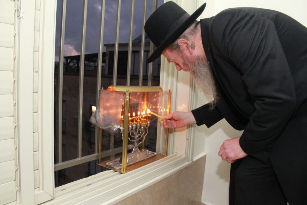 הגרמ"ש אדלשטיין בהדלקת נר חנוכה • גלריה