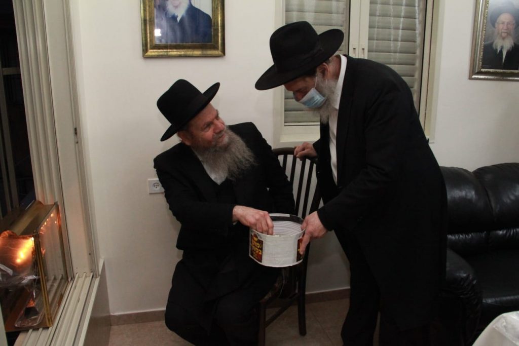 הגרמ"ש אדלשטיין בהדלקת נר חנוכה • גלריה