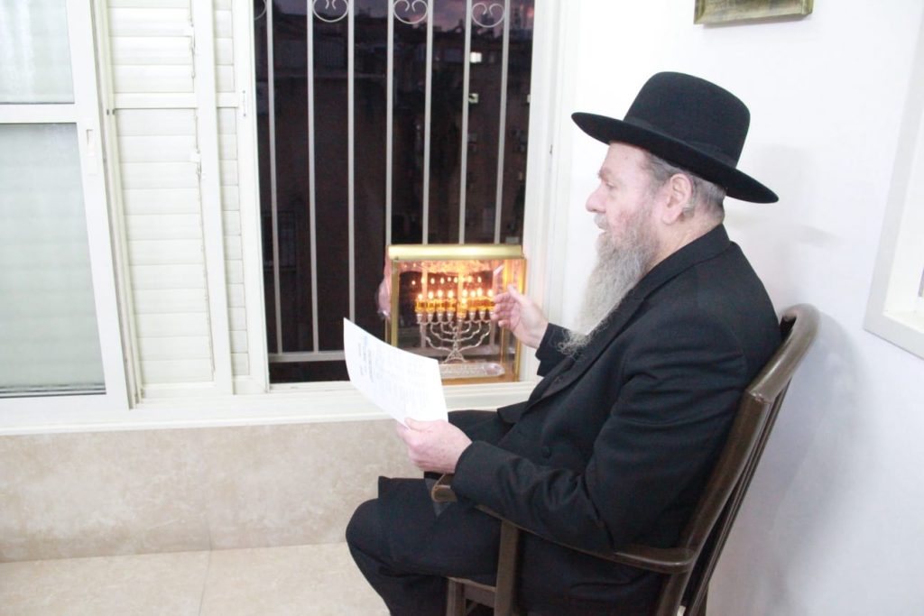 הגרמ"ש אדלשטיין בהדלקת נר חנוכה • גלריה