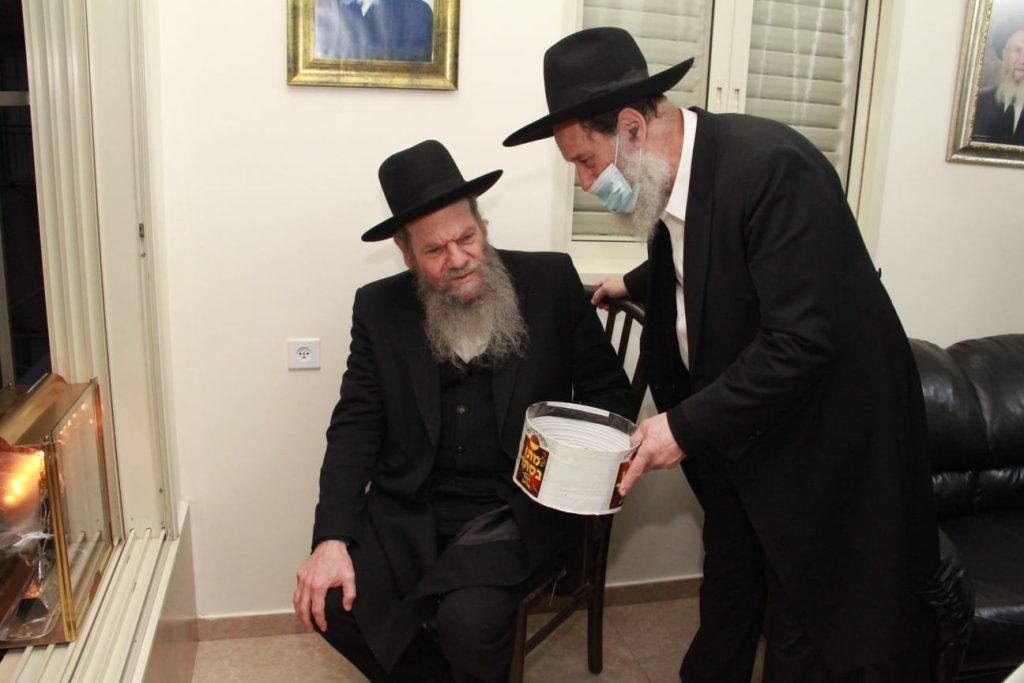 הגרמ"ש אדלשטיין בהדלקת נר חנוכה • גלריה