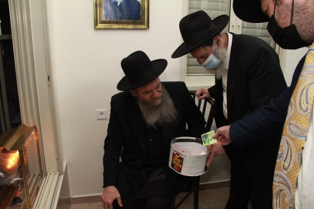 הגרמ"ש אדלשטיין בהדלקת נר חנוכה • גלריה