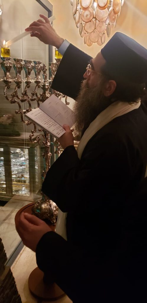 גלריה: האדמו"ר רבי יאשיהו פינטו בהדלקת נר חנוכה