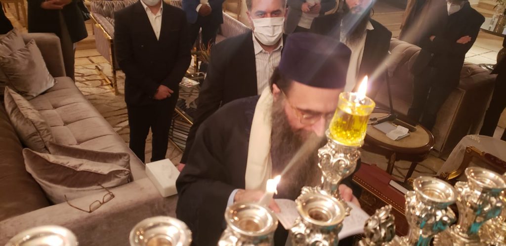 גלריה: האדמו"ר רבי יאשיהו פינטו בהדלקת נר חנוכה