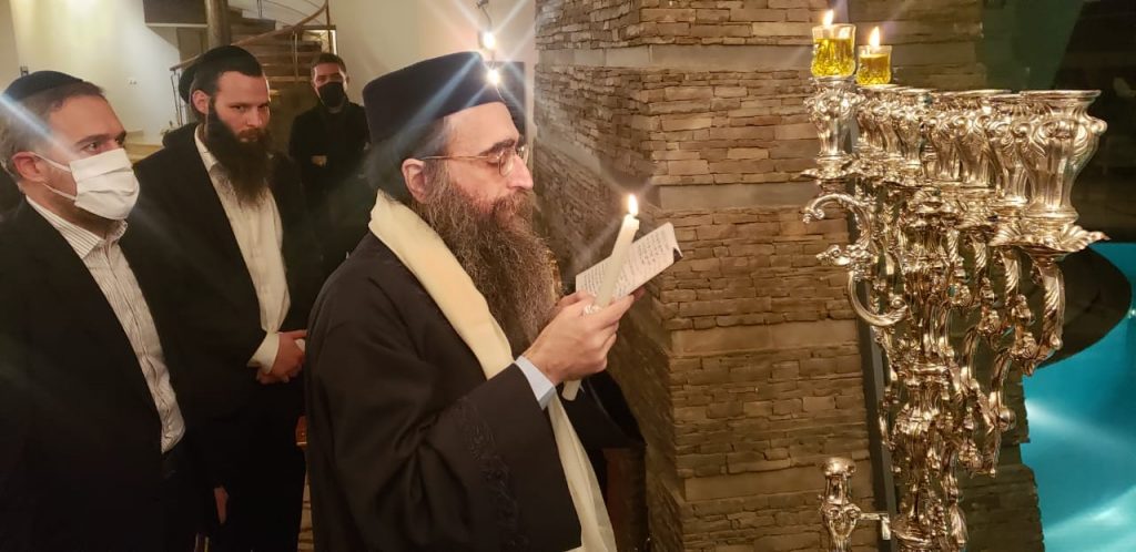 גלריה: האדמו"ר רבי יאשיהו פינטו בהדלקת נר חנוכה