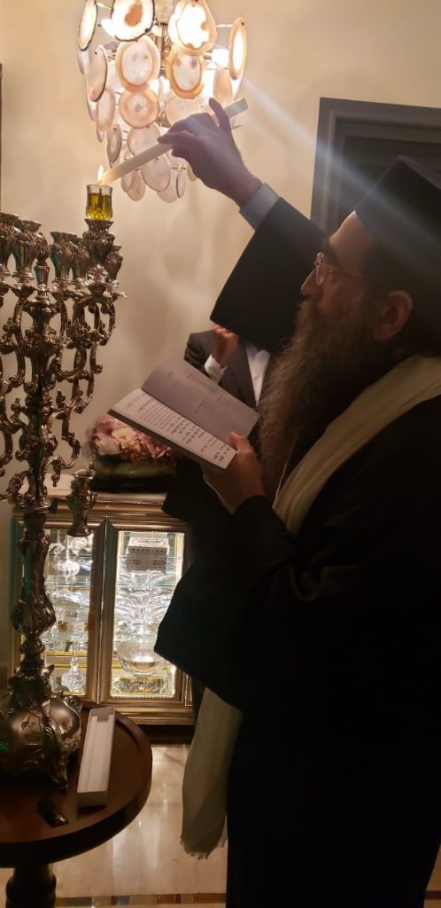 גלריה: האדמו"ר רבי יאשיהו פינטו בהדלקת נר חנוכה