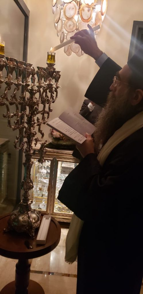 גלריה: האדמו"ר רבי יאשיהו פינטו בהדלקת נר חנוכה