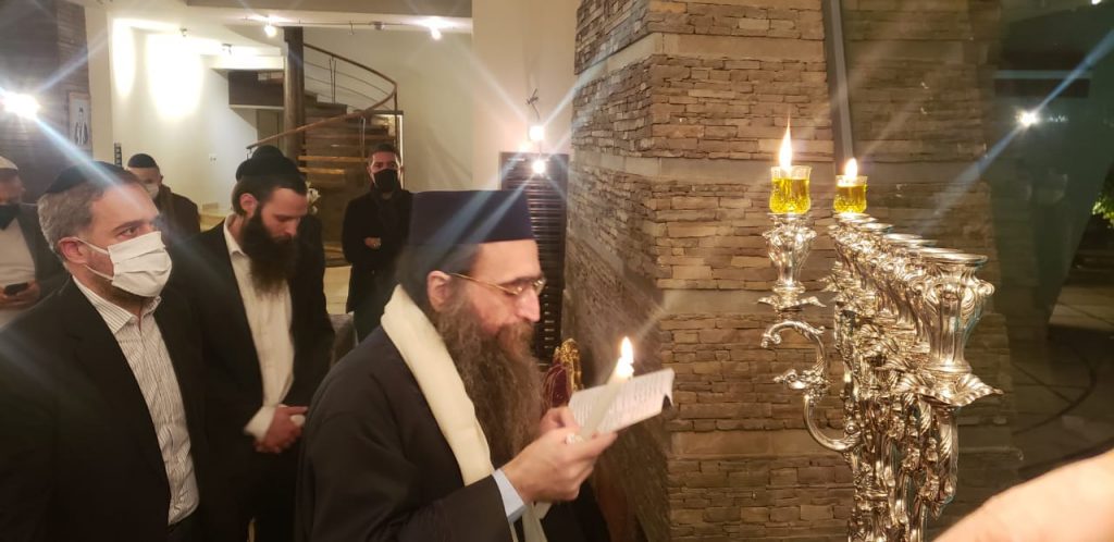 גלריה: האדמו"ר רבי יאשיהו פינטו בהדלקת נר חנוכה