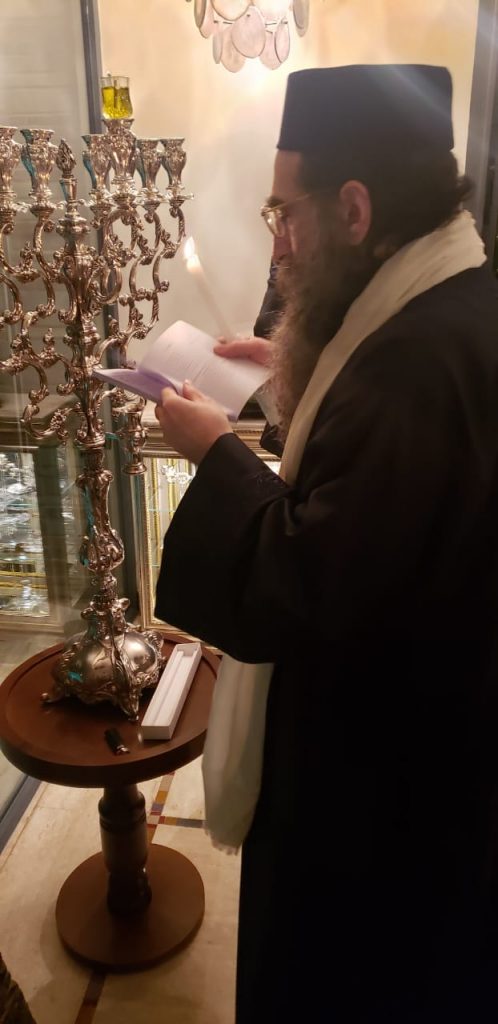 גלריה: האדמו"ר רבי יאשיהו פינטו בהדלקת נר חנוכה