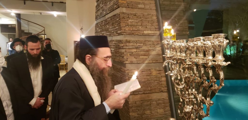 גלריה: האדמו"ר רבי יאשיהו פינטו בהדלקת נר חנוכה