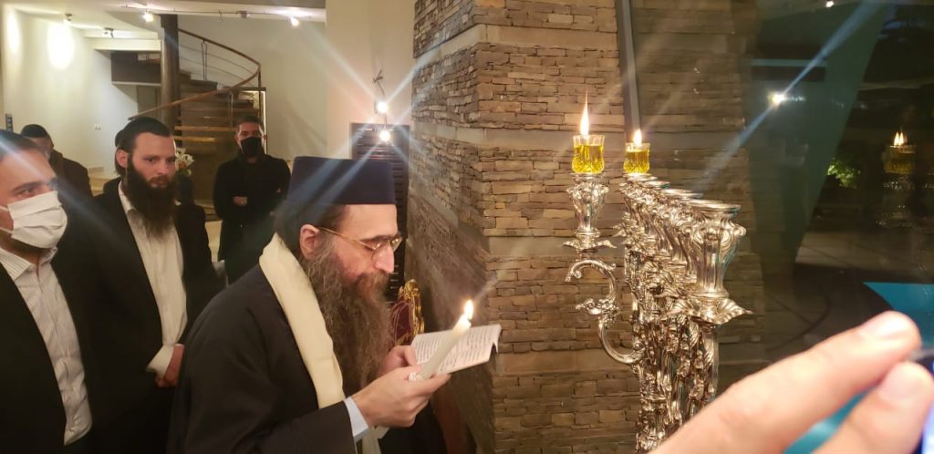 גלריה: האדמו"ר רבי יאשיהו פינטו בהדלקת נר חנוכה