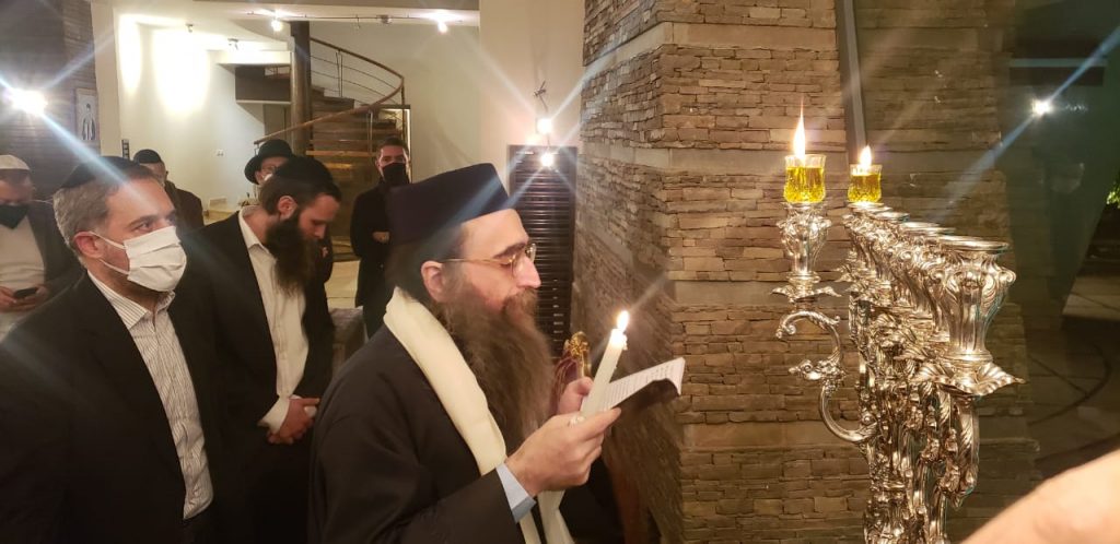 גלריה: האדמו"ר רבי יאשיהו פינטו בהדלקת נר חנוכה
