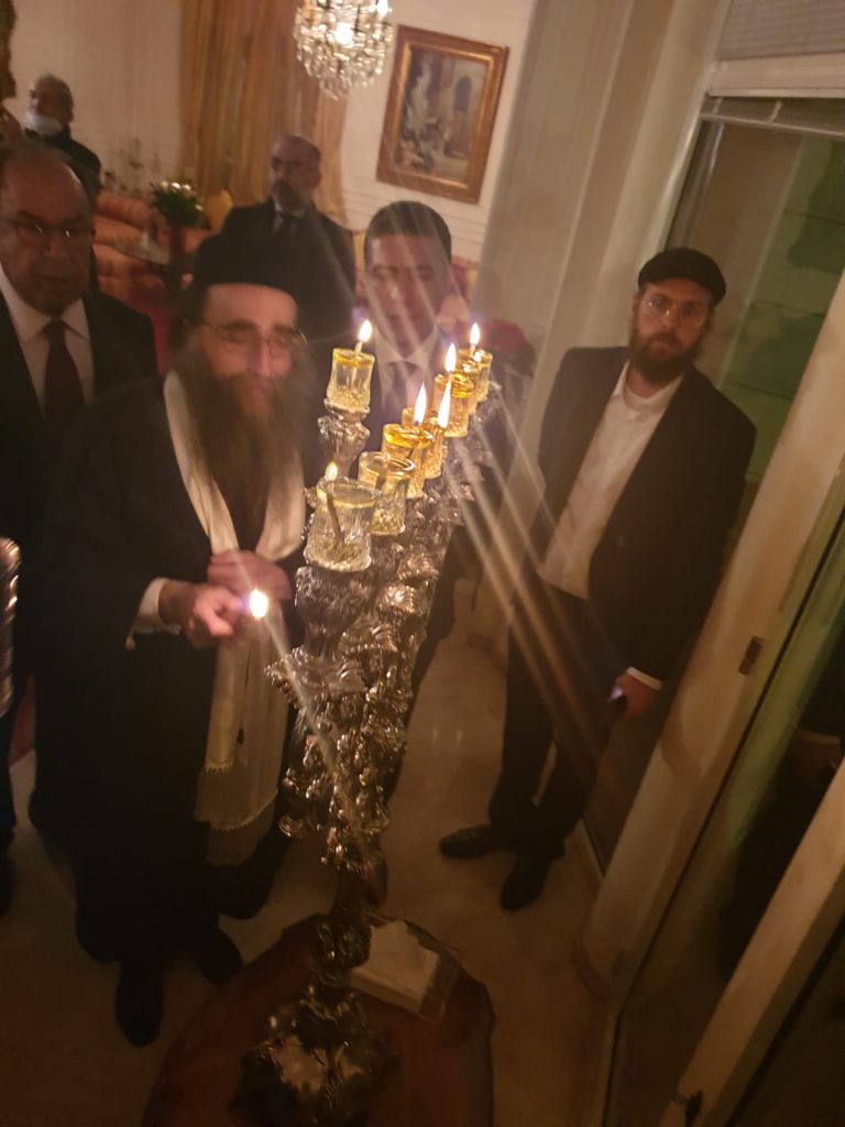 גלריה: האדמו"ר רבי יאשיהו פינטו בהדלקת נר חנוכה