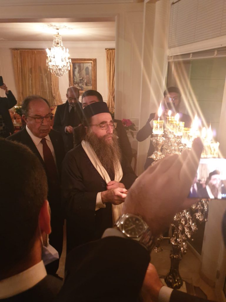 גלריה: האדמו"ר רבי יאשיהו פינטו בהדלקת נר חנוכה