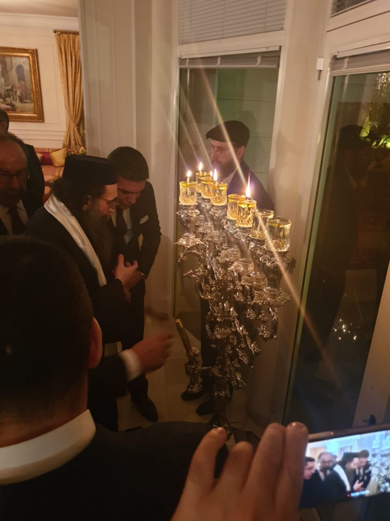 גלריה: האדמו"ר רבי יאשיהו פינטו בהדלקת נר חנוכה