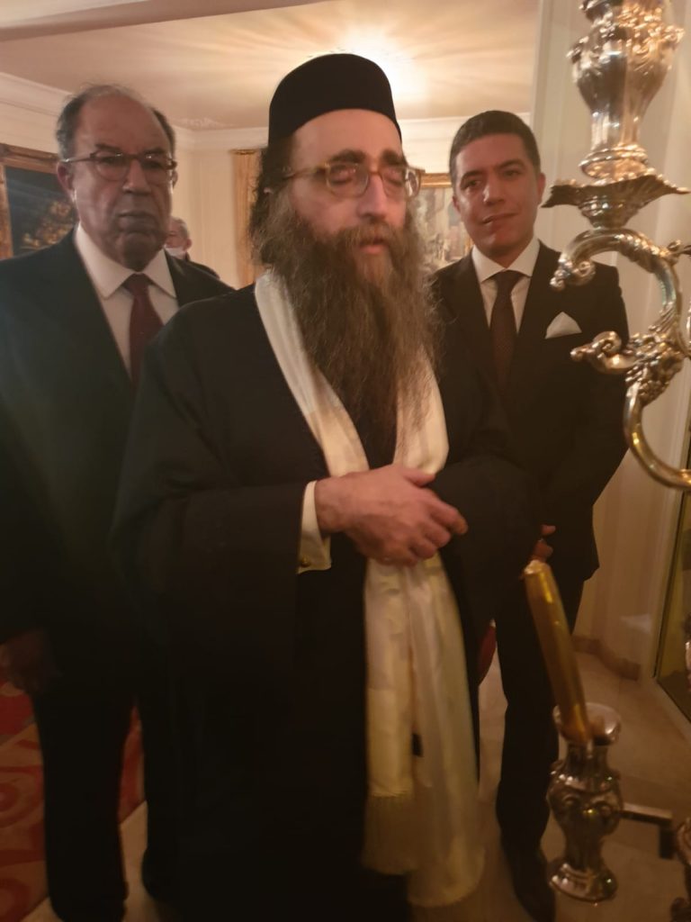 גלריה: האדמו"ר רבי יאשיהו פינטו בהדלקת נר חנוכה