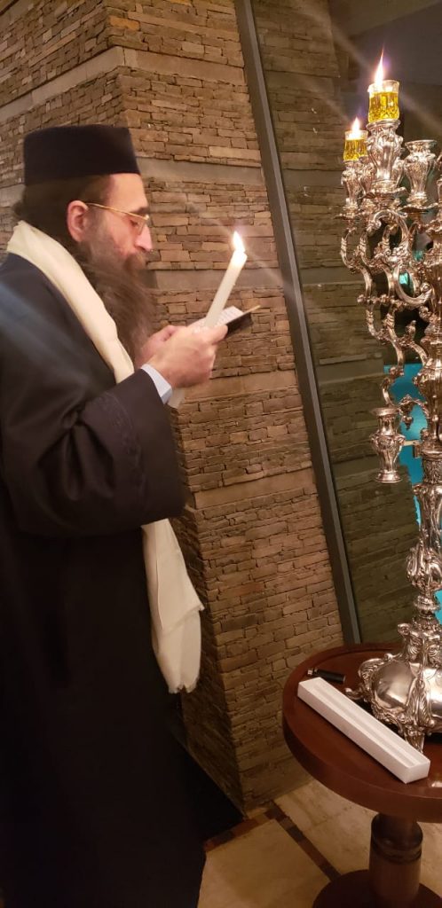 גלריה: האדמו"ר רבי יאשיהו פינטו בהדלקת נר חנוכה