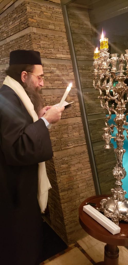 גלריה: האדמו"ר רבי יאשיהו פינטו בהדלקת נר חנוכה