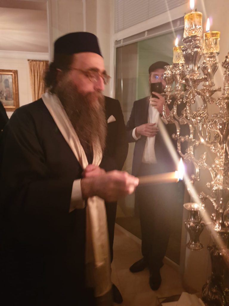 גלריה: האדמו"ר רבי יאשיהו פינטו בהדלקת נר חנוכה