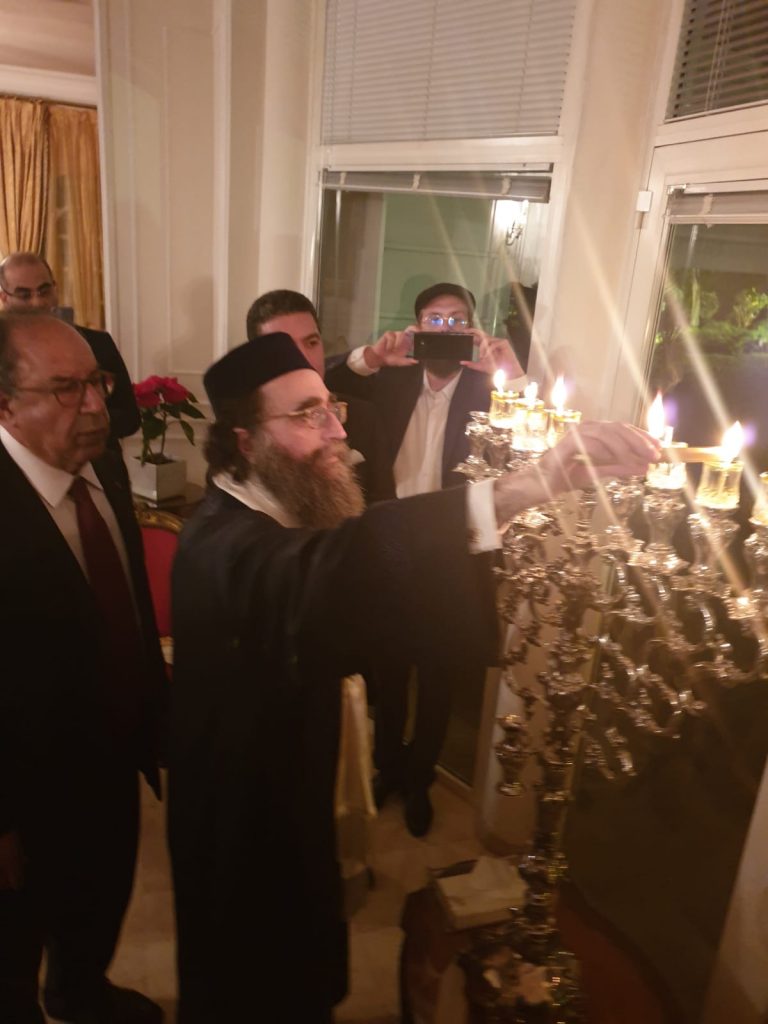 גלריה: האדמו"ר רבי יאשיהו פינטו בהדלקת נר חנוכה