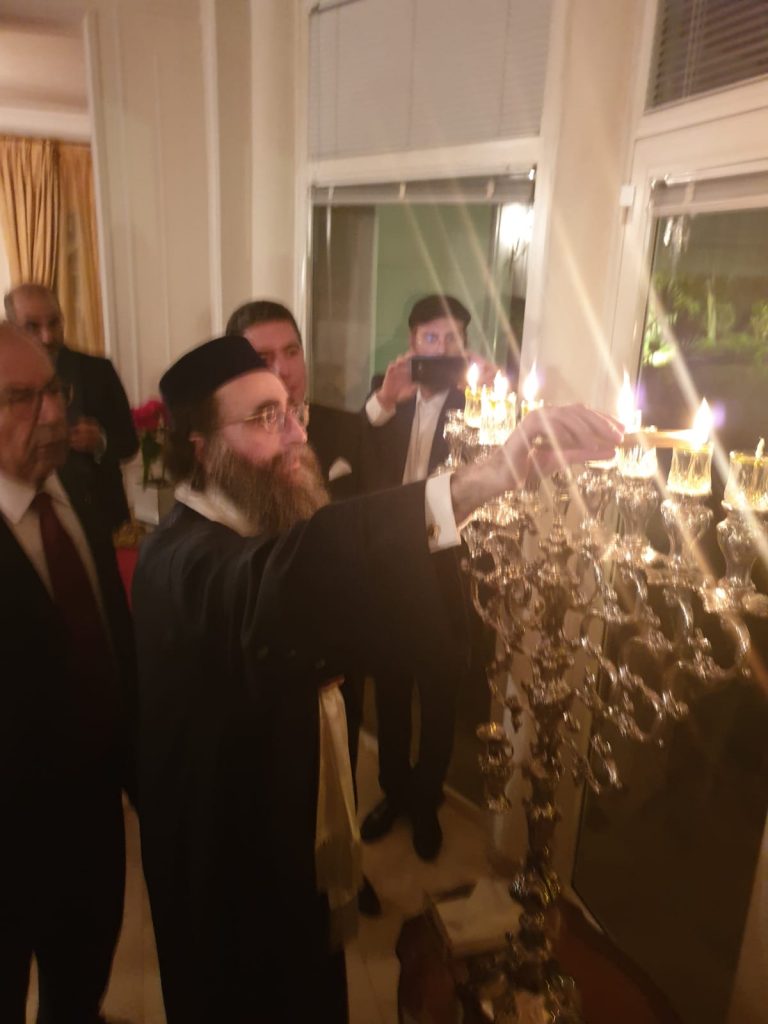 גלריה: האדמו"ר רבי יאשיהו פינטו בהדלקת נר חנוכה