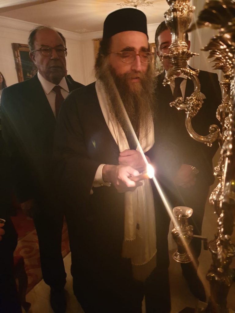 גלריה: האדמו"ר רבי יאשיהו פינטו בהדלקת נר חנוכה