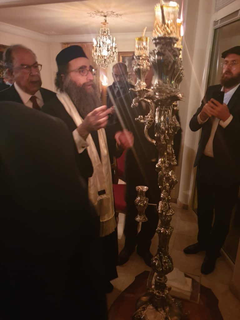 גלריה: האדמו"ר רבי יאשיהו פינטו בהדלקת נר חנוכה