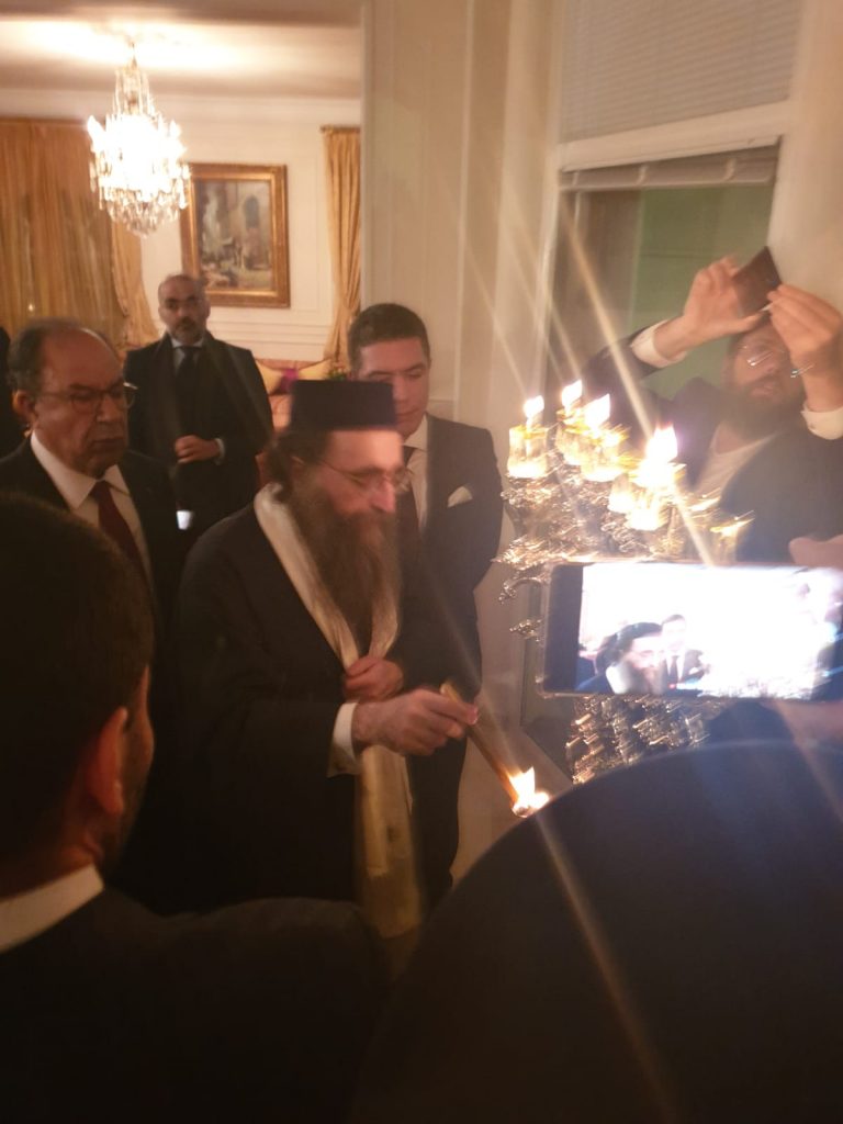 גלריה: האדמו"ר רבי יאשיהו פינטו בהדלקת נר חנוכה