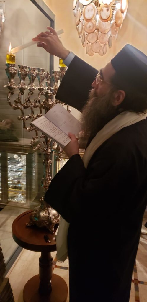 גלריה: האדמו"ר רבי יאשיהו פינטו בהדלקת נר חנוכה