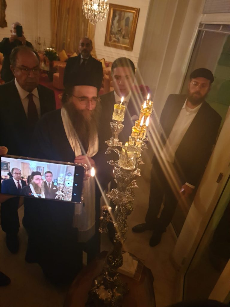 גלריה: האדמו"ר רבי יאשיהו פינטו בהדלקת נר חנוכה